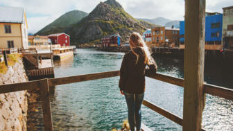 frau-in-nyksund-shutterstock_1706556367.jpg
