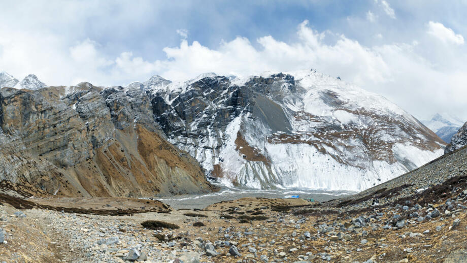 nepal-hilha-berge-rund-um-thorong-phedi-annapurna-circuit-shutterstock_1890740713.jpg