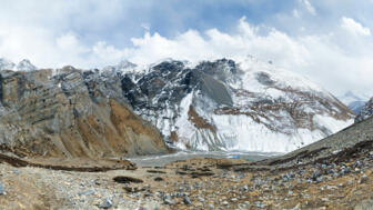 nepal-hilha-berge-rund-um-thorong-phedi-annapurna-circuit-shutterstock_1890740713.jpg