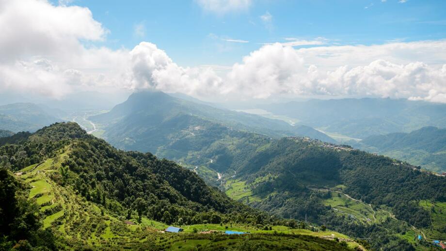 nepal-hilha-blick-auf-dhampu-s-village-shutterstock_2425884753.jpg