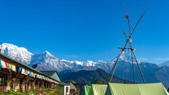 nepal-hilha-machhapuchhere-bergsicht-annapurna-range-und-fishtail-mountain-vom-australischen-basislager-in-dhampus-shutterstock_2386449965.jpg