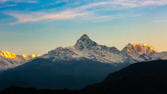 nepal-hilha-panoramablick-auf-die-bergkette-annapurna-und-machhapuchare-gipfel-von-sarangkot-shutterstock_1430087768.jpg