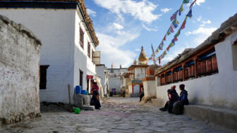 nepal-hiamu-einwohner-der-dorfstraßen-von-lo-manthang-shutterstock_1130282204.jpg