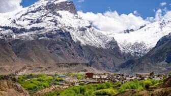 nepal-hiamu-luftaufnahme-einer-stadt-in-der-naehe-von-schneebedeckten-bergen-unter-einem-blauen-himmel-in-ober-mustang-shutterstock_2337172827.jpg