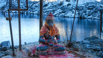 nepal-hiahl-lake-gosiankund-in-langtang-valley-shutterstock_1120036925.jpg