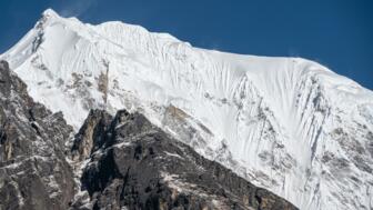 nepal-hiahl-landschaftsansicht-des-berges-langtang-lirung-vom-dorf-kyangjin-kharka-shutterstock_2454685395.jpg