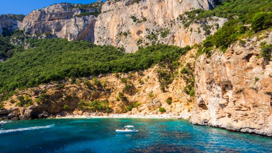 Luftaufnahme von einem felsigen Berg in Richtung schönem blauem Meer