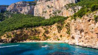 Luftaufnahme von einem felsigen Berg in Richtung schönem blauem Meer