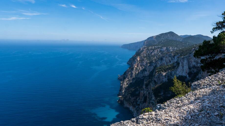 Luftaufnahme von einem felsigen Berg in Richtung schönem blauem Meer