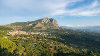 Die Bergkette des Monte Bulgheria und die Ortschaft San Giovanni a Piro im Cilento in der Morgensonne