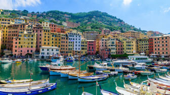 italien-cinque-terre-itlig-historische-altstadt-camogli-mit-bunten-haeusern-und-sandstrand-shutterstock_1899135715.jpg