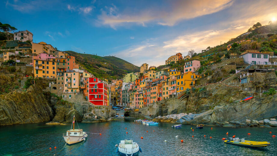 italien-cinque-terre-itlig-riomaggiore-farbenfrohe-stadtlandschaft-auf-den-bergen-shutterstock_1986611459.jpg