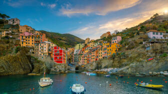 italien-cinque-terre-itlig-riomaggiore-farbenfrohe-stadtlandschaft-auf-den-bergen-shutterstock_1986611459.jpg