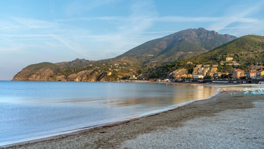 italien-cinque-terre-itlig-landschaft-um-levanto-eine-kleine-stadt-an-einer-kueste-in-der-provinz-la-spezia-in-ligurien-shutterstock_2421658513.jpg