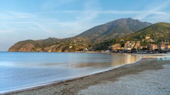 italien-cinque-terre-itlig-landschaft-um-levanto-eine-kleine-stadt-an-einer-kueste-in-der-provinz-la-spezia-in-ligurien-shutterstock_2421658513.jpg