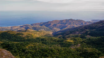 italien-cinque-terre-itlig-seaview-from-ligurian-mountains-high-alta-via-dei-mont-liguri-longdistance-waymarked-hiking-trail-shutterstock_1154678719.jpg