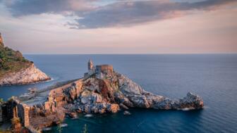 italien-cinque-terre-itlig-kirche-san-pietro-bei-sonnenuntergang-portovenere-ligurien-shutterstock_2406928611.jpg