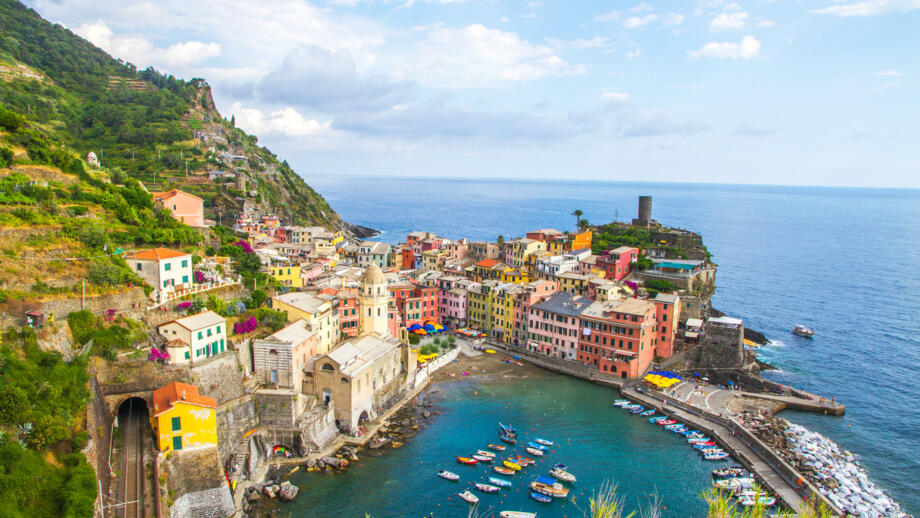 italien-cinque-terre-itlig-malerische-kuestenstadt-vernazza-shutterstock_1927203260.jpg
