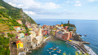 italien-cinque-terre-itlig-malerische-kuestenstadt-vernazza-shutterstock_1927203260.jpg
