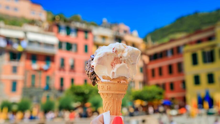 italien-cinque-terre-itlig-eine-handwerkliche-gelato-mit-blick-auf-die-traditionellen-bunten-haeuser-in-der-altstadt-von-vernazza-in-shutterstock_2283447777.jpg