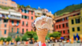 italien-cinque-terre-itlig-eine-handwerkliche-gelato-mit-blick-auf-die-traditionellen-bunten-haeuser-in-der-altstadt-von-vernazza-in-shutterstock_2283447777.jpg