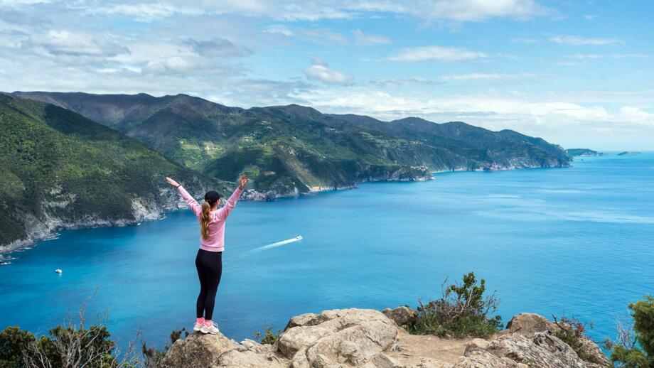 italien-cinque-terre-itlig-wanderer-auf-dem-weg-von-levanto-nach-cinque-terre-shutterstock_2462262861.jpg