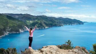 italien-cinque-terre-itlig-wanderer-auf-dem-weg-von-levanto-nach-cinque-terre-shutterstock_2462262861.jpg