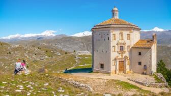 Der Nationalpark Gran Sasso mit der Kirche Santa Maria della Pieta
