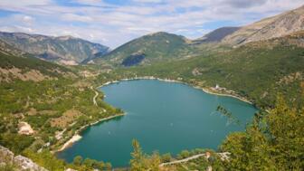 Luftbild auf den herzförmigen See Lago di Scanno