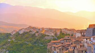 Panoramaansicht auf die mittelalterliche Stadt Sulmona mit Steinhäusern und Schlosstürmen