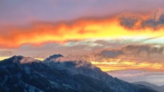 Bezaubernder Sonnenaufgang am Berg Gran Sasso