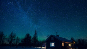 schweden-scwin-nachthimmel-mit-der-milchstrasse-und-den-arktischen-nordlichtern-aurora-borealis-shutterstock_1548611585.jpg