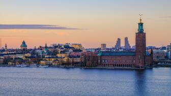 schweden-scrail-panoramablick-auf-die-altstadt-gamla-stan-bei-sonnenuntergang-in-stockholm-shutterstock_2458312999.jpg