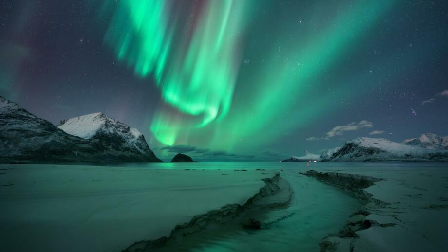 norwegen-lofoten-nolos-nordlichter-schneebedeckte-berge-sandstrand-bach-bei-sternigem-winterabend-shutterstock_2413914289.jpg