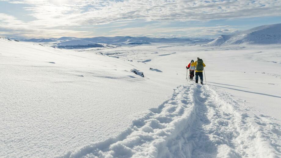 Schneeschuhwanderer im tiefen Schnee
