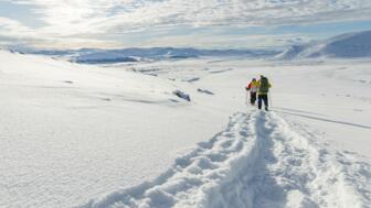 Schneeschuhwanderer im tiefen Schnee