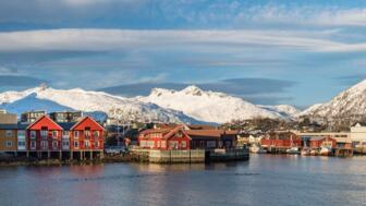 norwegen-lofoten-nolos-townscape-svolvaer-hafen-schneebedeckte-berge-im-hintergrund-austvagoy-shutterstock_2268106409.jpg
