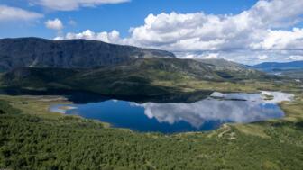 norwegen-jotunheim-nojot-luftbild-ueber-den-hochebenen-bergen-und-seen-von-shutterstock_2385759999.jpg