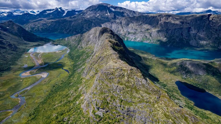 norwegen-jotunheim-nojot-luftbild-ueber-den-hochebenen-bergen-und-seen-von-shutterstock_2385760005.jpg