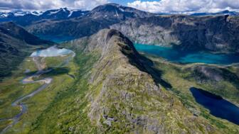 norwegen-jotunheim-nojot-luftbild-ueber-den-hochebenen-bergen-und-seen-von-shutterstock_2385760005.jpg