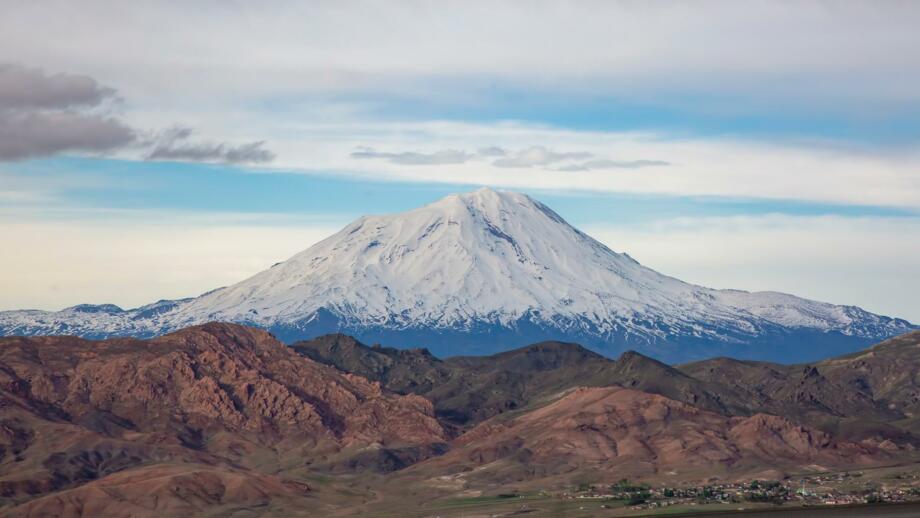 tuerkei-anatolien-tuara-atemberaubender-blick-auf-den-ararat-berg-den-hoechsten-berg-im-oestlichsten-teil-der-tuerkei-ist-ein-schneebedeckter-und-ausgestorbener-vulkan-shutterstock_2305768135.jpg