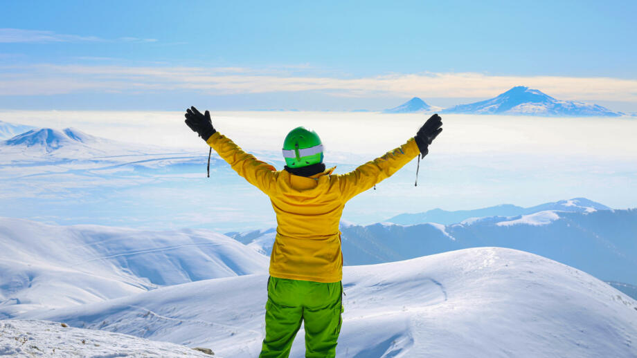 tuerkei-anatolien-tuski-woman -nyellow-ski-jacket-standing-with-hands-up-on the-pick of-mountain-tegenis-view-of-ararat-mountain-shutterstock_1623229444.jpg