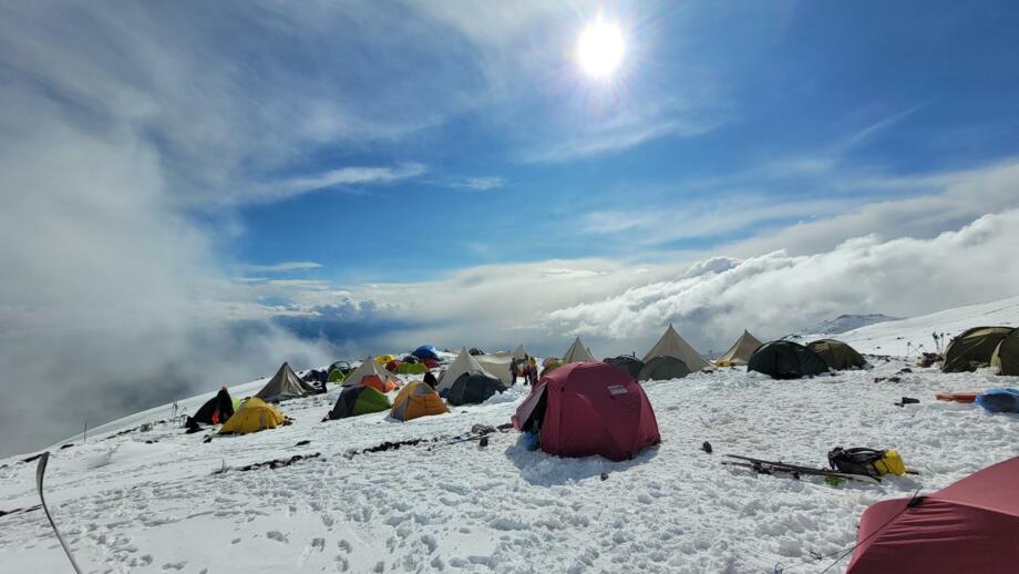 asien-tuerkei-tuski-2023-ararat-skitour-kultur-natur-panorama-landschaft-berge-teilnehmer-gruppe-zelt-hochlager-160334.jpg