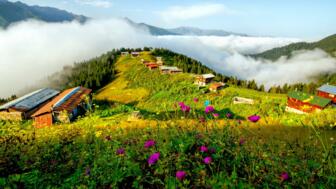 tuerkei-anatolien-tusch-kackar-berg-sis-denizi-wolkiger-berg-shutterstock_2274830097.jpg