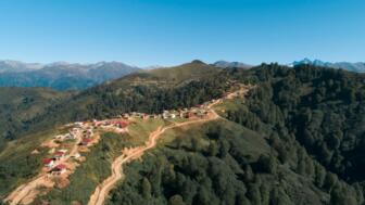 tuerkei-anatolien-tusch-kackar-gebirge-haeuser-und-kieferbaeume-shutterstock_2156042425.jpg