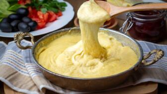 tuerkei-anatolien-tusch-kihlama-kuymak-traditionelles-essen-schwarzmeerregion-mit-maismehl-shutterstock_2139463987.jpg