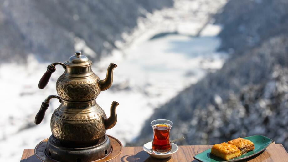 tuerkei-anatolien-tusch-tuerkischer-tee-und-laz-boeregi-shutterstock_2148855539.jpg