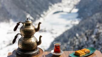 tuerkei-anatolien-tusch-tuerkischer-tee-und-laz-boeregi-shutterstock_2148855539.jpg