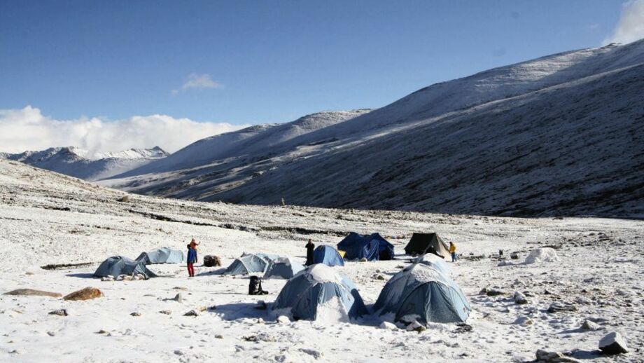 Verschneites Zeltlager auf dem Nimaling-Plateau in Ladakh