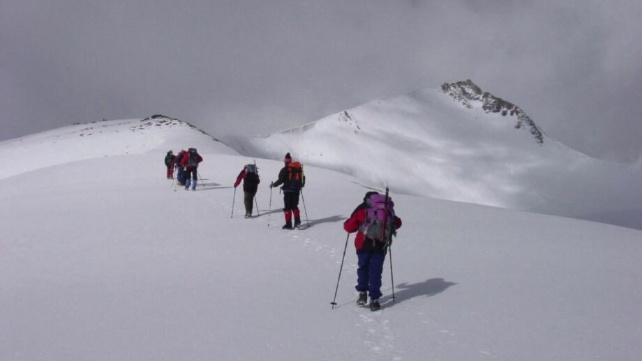 Bergsteigergruppe im Aufstieg zum Sechstausender Dzo Jongo